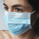 Coronavirus : le port du masque à la maison recommandé par de plus en plus de médecins