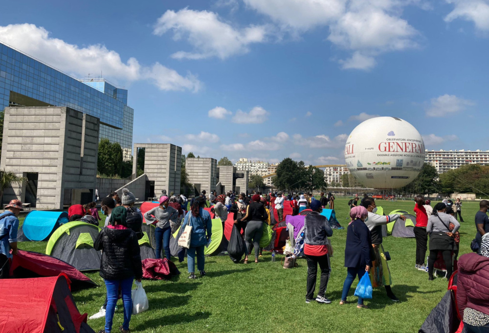Paris Les Associations Denoncent Le Deplacement Force Des Migrants Du Parc Andre Citroen Sortiraparis Com