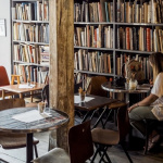 Nuances, un bar à cocktails canon au coeur d'une bibliothèque parisienne