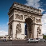 L’Arc de Triomphe : une vue imprenable aux pieds des Champs-Elysées