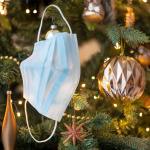 Covid : l'OMS recommande de porter le masque pendant les fêtes de famille à Noël