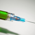 Vaccin Pfizer : un niveau inquiétant d'effets indésirables selon le professeur Caumes