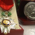 Covid : 14 soignants nommés chevaliers de la Légion d'honneur à titre posthume
