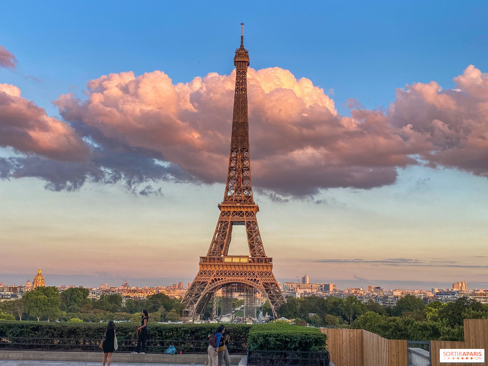 la tour eiffel b