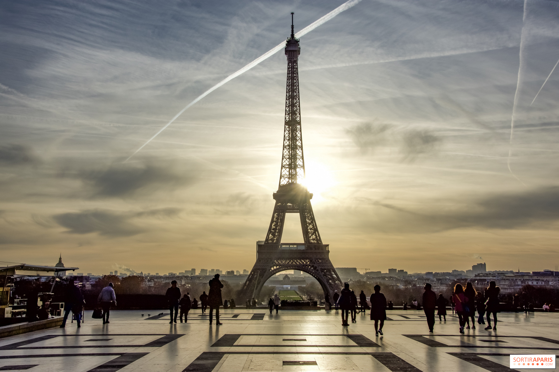 tour eiffel under 26