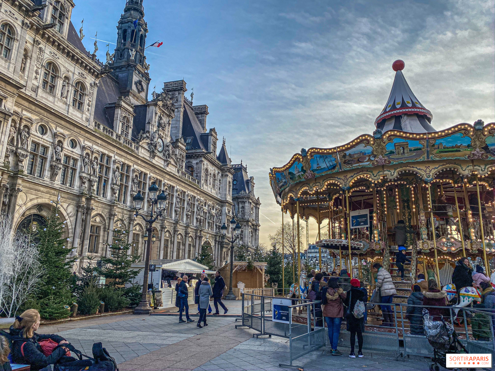 Le Village et Marché de Noël sur le Parvis de l'Hôtel de Ville de Paris Le Village et Marché de Noël sur le Parvis de l'Hôtel de Ville de Paris