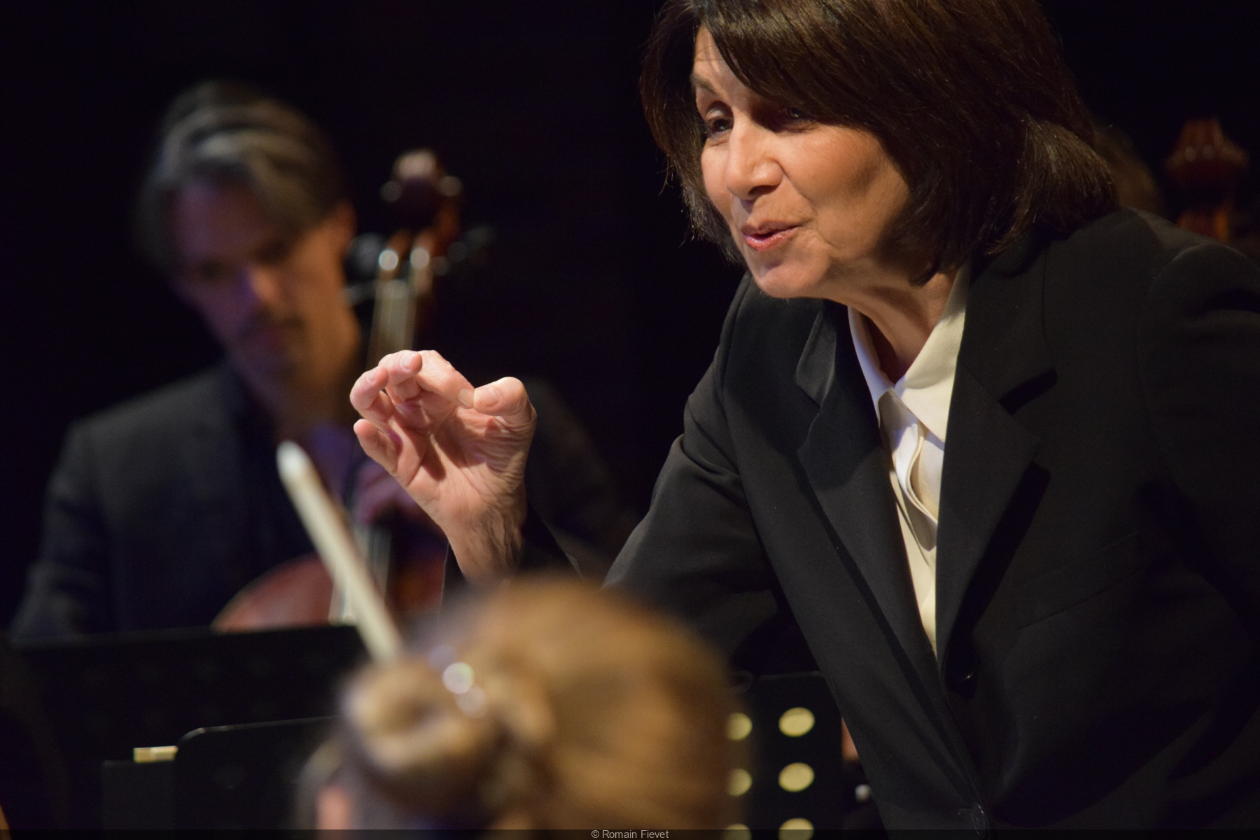 Journée de la femme 2021. Portrait : Claire Gibault, une cheffe d'orchestre engagée - Sortiraparis.com