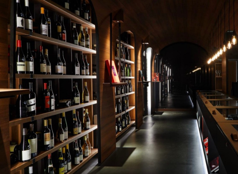 Yannick All&eacute;no lance sa cave &agrave; vins en ligne